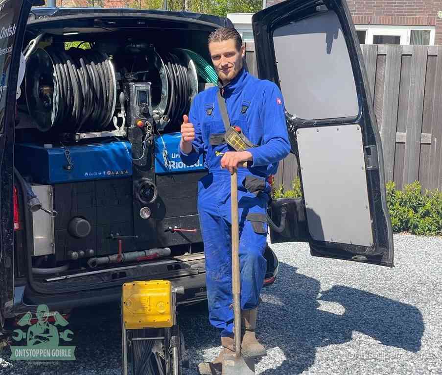 Een monteur met gereedschapsriem en klembord, klaar om een transparant vast tarief te geven voor het ontstoppen in Goirle