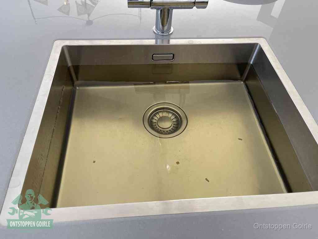 Een RVS spoelbak met stilstaand water dat niet wegloopt, een van de eerste signalen van een beginnende verstopping in Goirle
