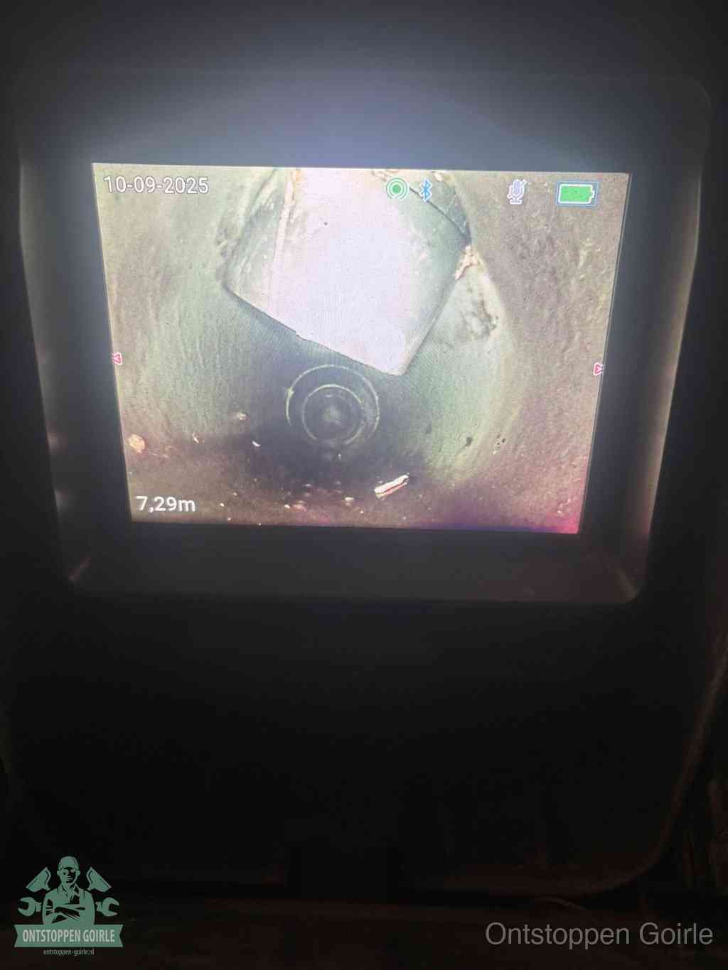 Het scherm van een rioolinspectiecamera toont de binnenkant van de leiding, eerst vaststellen waar de verstopping zit in Goirle