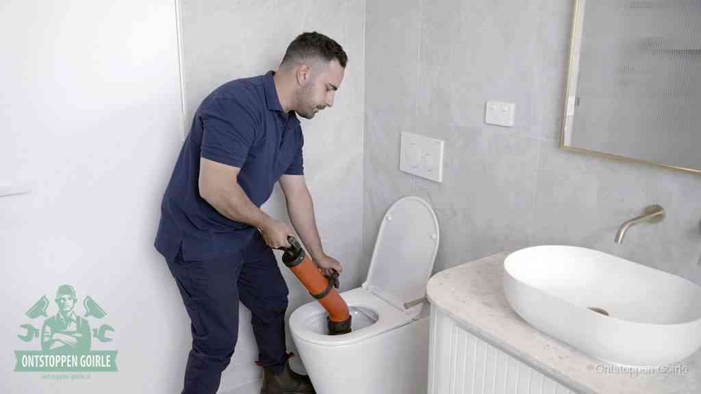 Een wc wordt met een handmatige ontstopper losgepompt, een verstopt toilet zelf ontstoppen met huismiddelen in Goirle