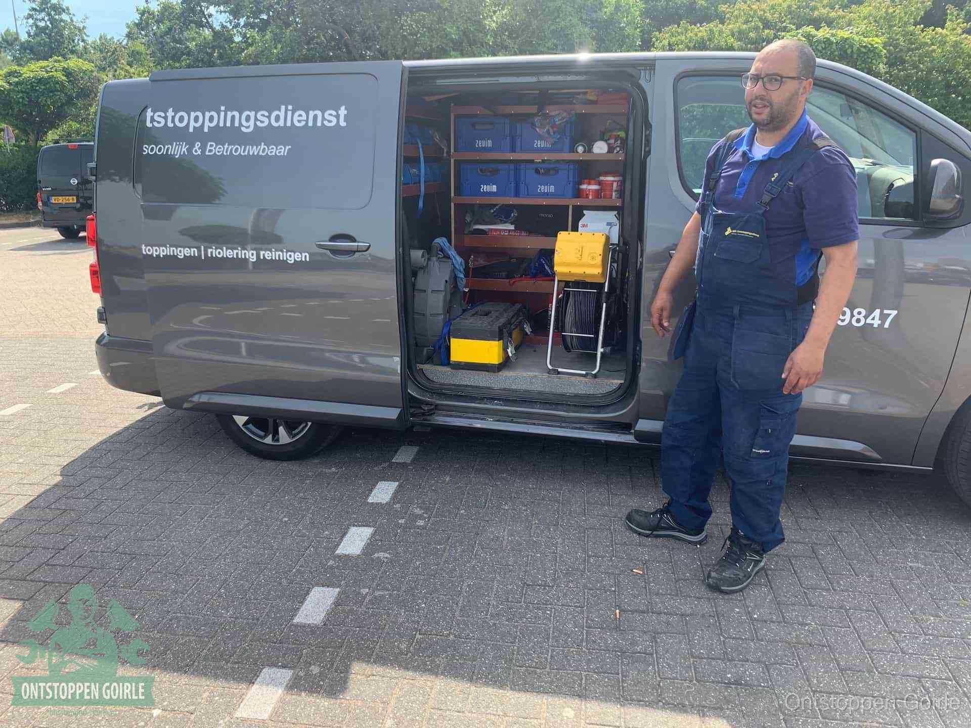 Een monteur staat klaar bij zijn bedrijfsbus met gereedschap, de vaste werkwijze van de ontstoppingsdienst in Goirle